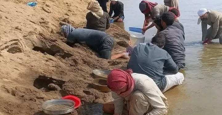 Demam Emas di Sungai Eufrat: Warga Suriah Berburu Kilauan Misterius di Tengah Krisis Air